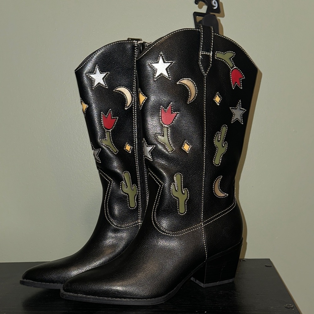 Black Heeled Boots with Colorful Embroidery